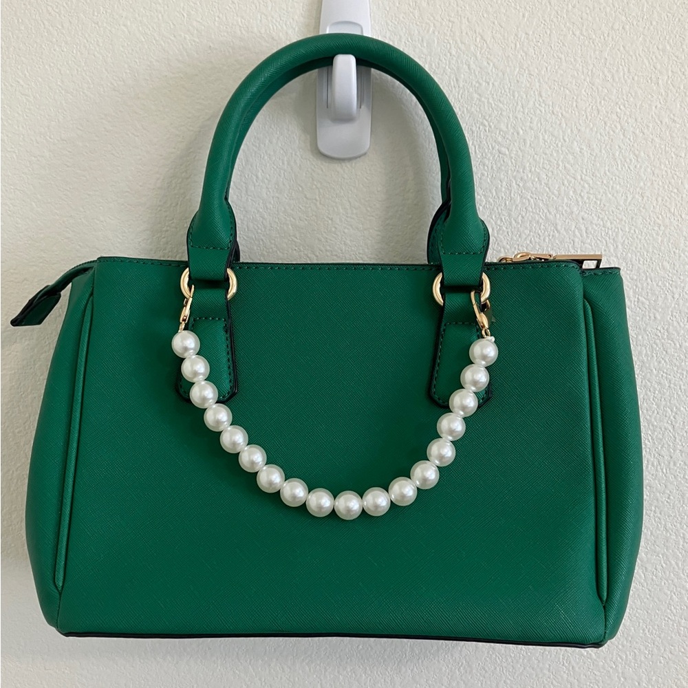 💚☘️Perfect for St. Patty’s Day!☘️💚
Fashionpuzzle green satchel